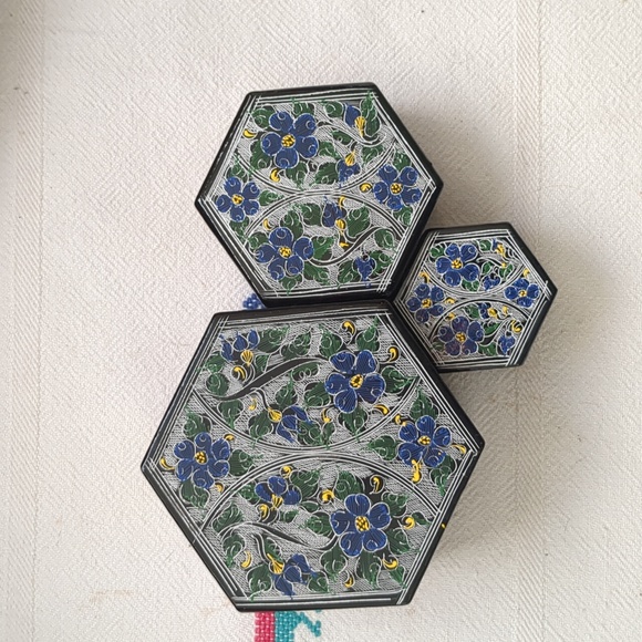 Hand-painted hexagonal nesting boxes - Picture 3 of 6